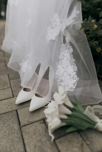 新娘婚鞋与白纱鲜花