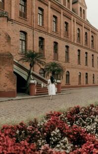 新娘于复古建筑前的优雅瞬间