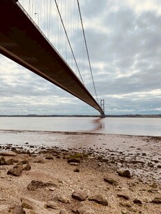 俯瞰河畔悬索桥壮丽景观