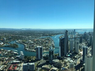 城市河畔全景俯瞰图