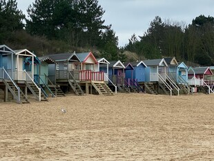 沙滩上色彩缤纷的小屋