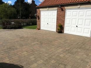 红砖房前的砖铺庭院