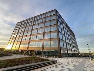 现代玻璃幕墙办公大楼