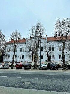 欧式风格建筑前的停车场景