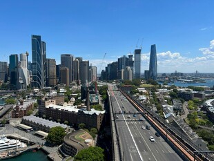 城市天际线与交通景观