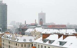 雪覆屋顶的城市景观