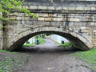 石拱下的幽静小路