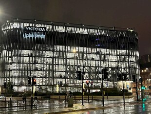 夜晚璀璨的现代玻璃建筑