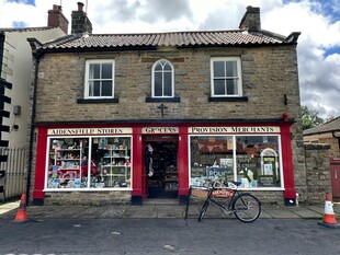 英式小镇街边的特色商铺