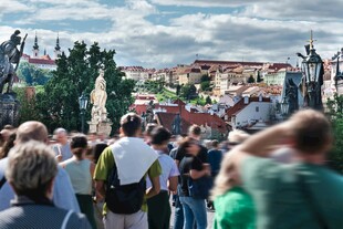  客在景点观赏城市风光