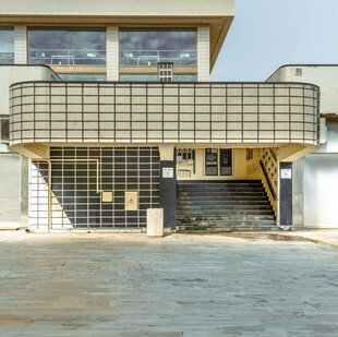 现代风格建筑外观一角