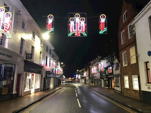 夜晚街道的节日装饰景观