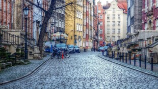  洲城市的鹅卵石街道