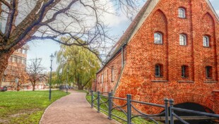 红砖建筑旁的宁静小路