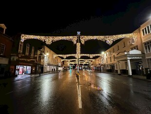 雨夜街道的璀璨灯光装饰