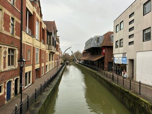 城市中的宁静运河景观