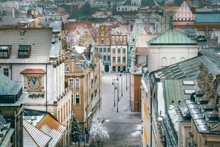 俯瞰城市建筑小巷景致