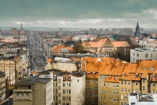 俯瞰多彩屋顶的城市景观