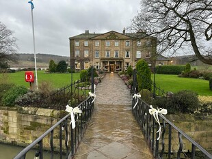 英式庄园前的精致小桥