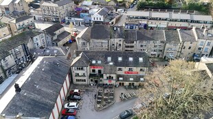 俯瞰小镇建筑与停车场景