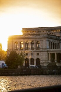 河畔夕阳下的古典宏伟建筑