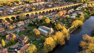秋日河畔小镇鸟瞰美景