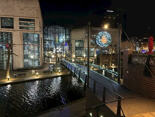 夜晚城市河畔的璀璨景象