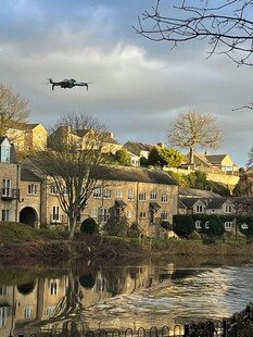河畔村庄上空的直升机