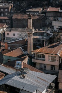 俯瞰老城屋顶与高耸尖塔