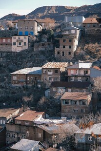 山坡上错落有致的 居