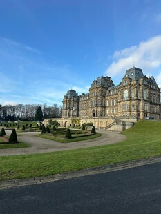 宏伟城堡建筑与开阔景观