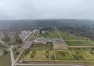 俯瞰宏伟庄园景观