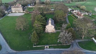 俯瞰乡村教堂与绿地景观