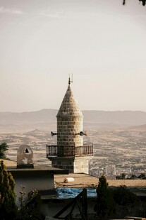 山顶尖塔建筑俯瞰城市景观