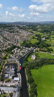 俯瞰城镇中的河流景观