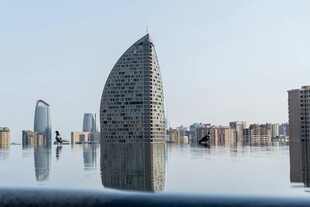 城市独特建筑与平静水面