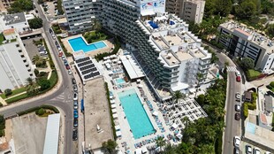 城市高空俯瞰泳池建筑群