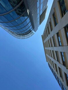 仰视都市高楼大厦