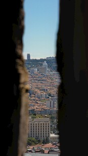 透过缝隙看城市景观