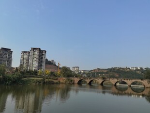 河畔石桥与城市建筑景观