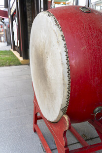 红色大鼓置于户外支架上