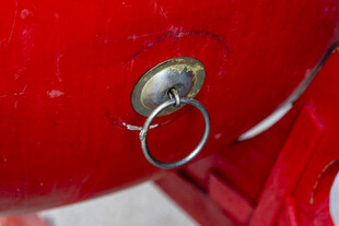 红色物体上的金属环细节