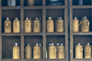 复古药瓶陈列架上的风景