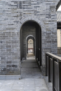 古砖墙间的拱形通道