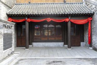 中式古宅门前的红绸装饰