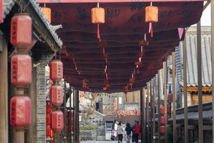 古巷红灯笼营造传统氛围