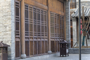 古街中式木质门窗景致