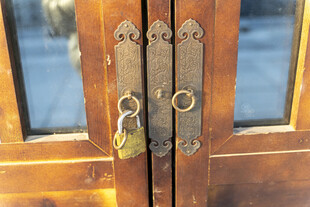 复古木门上的双锁与门环