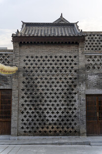 中式镂空砖墙古建筑一角