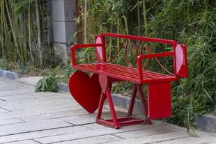 红色艺术长椅